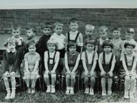 Druhá zleva Blanka Kroneislová ve školce v Gottwaldově