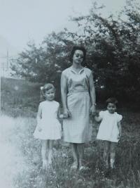 Matka Jarmila Kroneislová s dcerami Magdou a Blankou