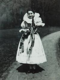 Matka Jarmila Kroneislová ve zlínském kroji