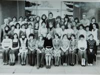 V prostřední řadě druhá zleva Blanka Kroneislová (Vítková) na Střední ekonomické škole