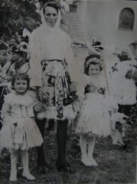 Pamětnice se svými dcerami na cestě z pouti u sv. Antonínka, Blatnice pod Svatým Antonínkem, cca 1962