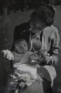 Pamětnice se svou dcerou, Blatnice pod Svatým Antonínkem, 1957