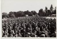 Nástup vojáku v Cholmondeley parku (budoucí Čsl. obrněná brigáda)