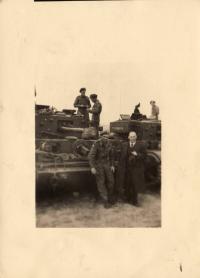 Shledání Václava Horáka se synem Jiřím (po sedmi letech odloučení od rodiny) v Praze na Vypichu