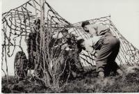 Dělostřelecké cvičení. Obsluha starého francouzského 75 mm děla, v Anglii na střelnici (přesné místo neznámé)