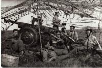 Dělostřelecké cvičení. Obsluha: 1. Eduard Weidner 2. neznámý 3. Vojtěch Deutsch 4. Karel Komínek (stojí) 5. František Tuček 6. neznámý 7. Evžen Esléžák (?)