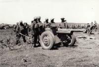 Dělostřelecké cvičení. Obsluha starého francouzského 75 mm děla, v Anglii na střelnici (přesné místo neznámé). Obsluha: Polák Rudolf, Kocman Václav, Skořepa František, Krč Josef