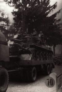Tank dělostřeleckého pluku přejíždí československou hranici u Rozvadova: Obsazení: Skalický Rudolf, Šantůček R. (?), Fink František