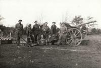 4 dělostřelecká baterie střílí z děla československé výroby, opuštěného Němci. 28. 10. 1944