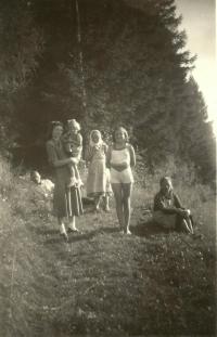 Alois a Terezie Zatloukalovi s dcerami a vnučkami Marií a Annou Stöhr v osadě Urlich ve čtyřicátých letech