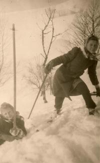 Anna and Marie Stöhrov on skiing in the village of Urlich during the Second World War