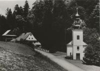 Kaple sv. Jana Křtitele v osadě Lesní mlýn (Buschmühle). Dnes už po budovách nic nezbylo.