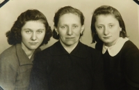 Marie Stöhrová with the daughters Maria and Anna
