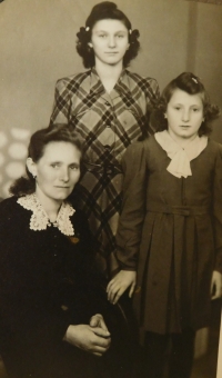 Marie Stöhrová s dceramy Marií a Annou