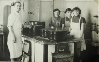 Uprostřed vzadu Anna Stöhrová při práci v kuchyni na chatě Paprsek