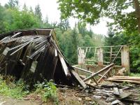Rozpadlá stodola v Medvědí Rokli v roce 2017