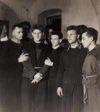 Tréning družstva Červená hviezda Praha, pamätník najmenší v strede, 1953