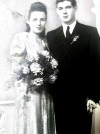 S budoucím manželem na svatbě bratra, počátek 50. let