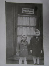 Pred židovským obchodom starého otca, napravo Zuzanka Bartová, na ľavo Anička Mokrá