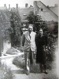 Rodičia Zuzany B., v záhrade starého otca