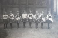 První vystoupení na Akademii v mateřské školce, zahrada klášterní školy