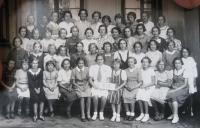 Školní třída 2. měšťanka, klášterní škola - uprostřed starostka třídy, vedle ní vpravo místostarostka Stanislava