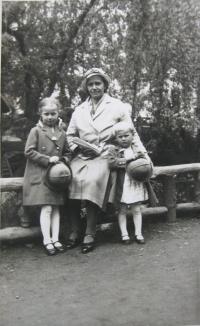 S matkou a sestrou v parku