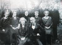 Babička Rozálie Fenclová, rozená Soudková, s 11 dětmi při pohřbu dědečka