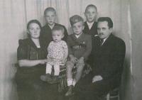 Martin Hagara with family, as a children in the Hlinka Youth uniform (1940)
