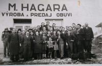 Otec Michal Hagara spoločne s rodinou a kolektívom zamestnancov obuvníckej firmy (1942)
