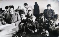 Otec Michal Hagara spoločne so zamestnancami (1942)