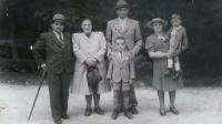 Maloletý Martin Hagara (v strede) s rodinou (1941)