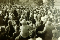 Kladení věnců k padlým americkým letcům v roce 1988, jehož se účastnili členové SPUSA