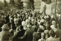 Kladení věnců k padlým americkým letcům v roce 1988, jehož se účastnili členové SPUSA