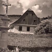 Bývalý hostinec rodiny Wilhelma Hillebranda v Adamově (Adamsthal) v roce 1950 stojící hned vedle kaple. 