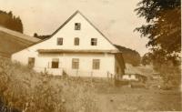 Rodný dům Elfride Spillerové (Richterové) v dnes již zaniklé osadě Adamov (Adamsthal). Původní rychta sloužila také jako hostinec. 