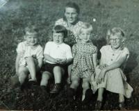 Elfried Richter and her children in Chrastice