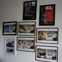 Stěna s fotografiemi z kampaní rádia RockZone 105,9