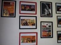 Stěna s fotografiemi z kampaní rádia RockZone 105,9