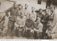 Spojovací četa I. dělostřeleckého pluku. Jaroslav Pokruba stojící 3. zleva.