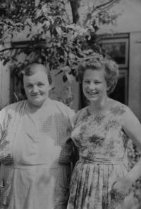 Zdeňkova matka a jeho švagrová