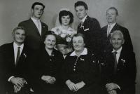 Svatba nejmladšího bratra Františka (uprostřed nahoře) a jejich rodiče (vpravo dole)