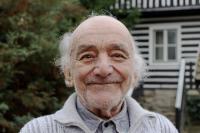 Zdeněk před svojí roubenkou na Šumavě