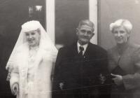 1982, svatba sestry Mariky. Anna vpravo, dědeček