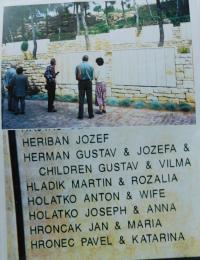 Památník Jad vašem, kde jsou vyryty také jména Anny a Josefa Holátkových