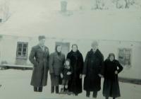 Zleva strýc Josef Šafář, teta Antonie Šafářová, prarodiče František a Marie Šafářovi s prababičkou Marií  v Novinách Českých na Volyni v lednu 1947
