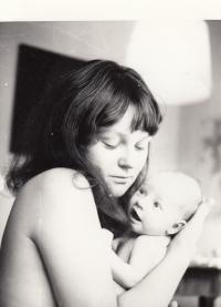 Eda Kriseová with her daughter Tereza in 1967