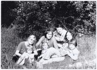 S Borisem Hybnerem a rodinami na výletě v 70. letech