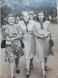 S kamarádkami ve Stromovce (Hana Opičková veprostřed)