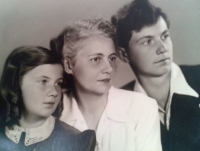 Eva Tůmová with her mother and brother
